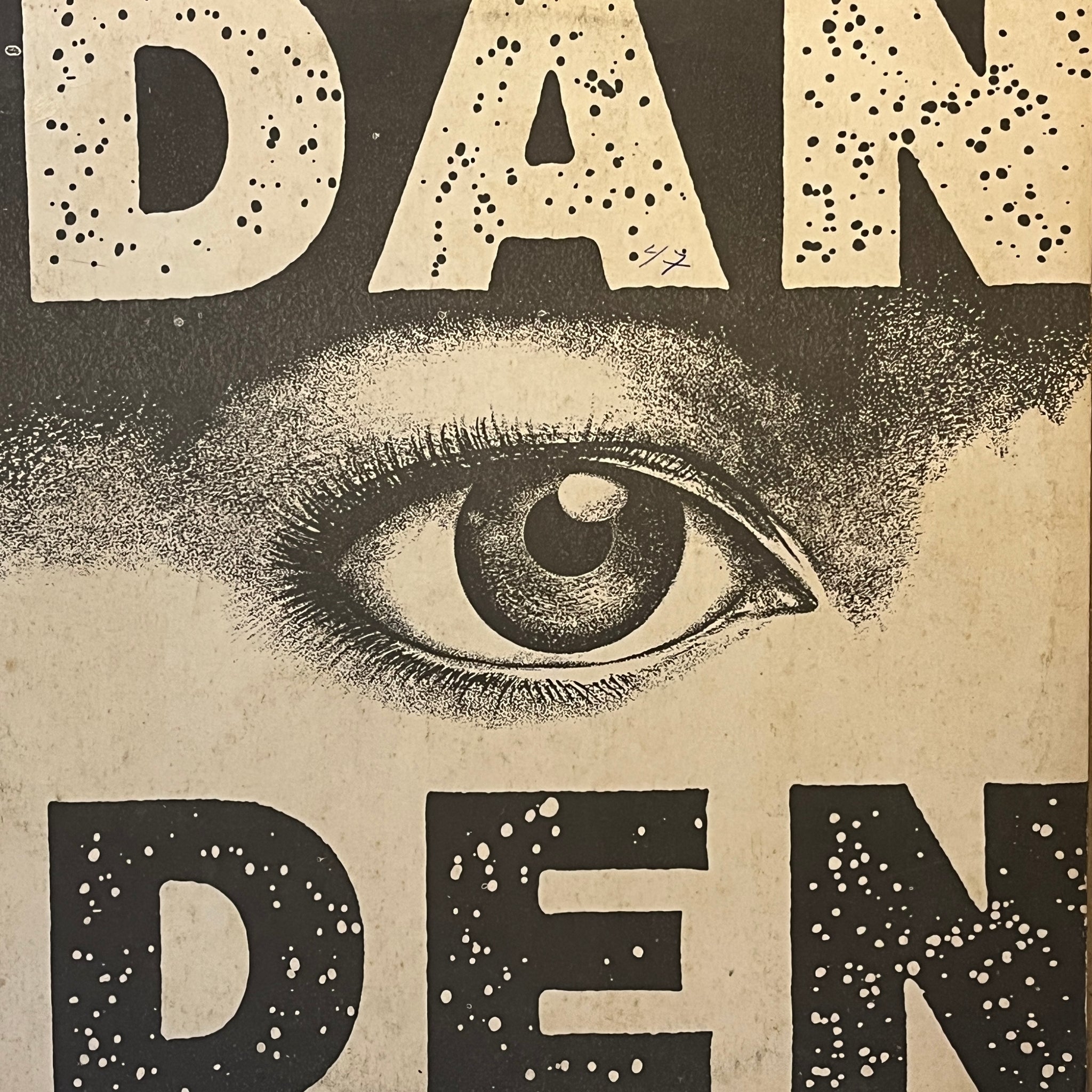 Dan Den – Siempre Hay Un Ojo Que Te Ve